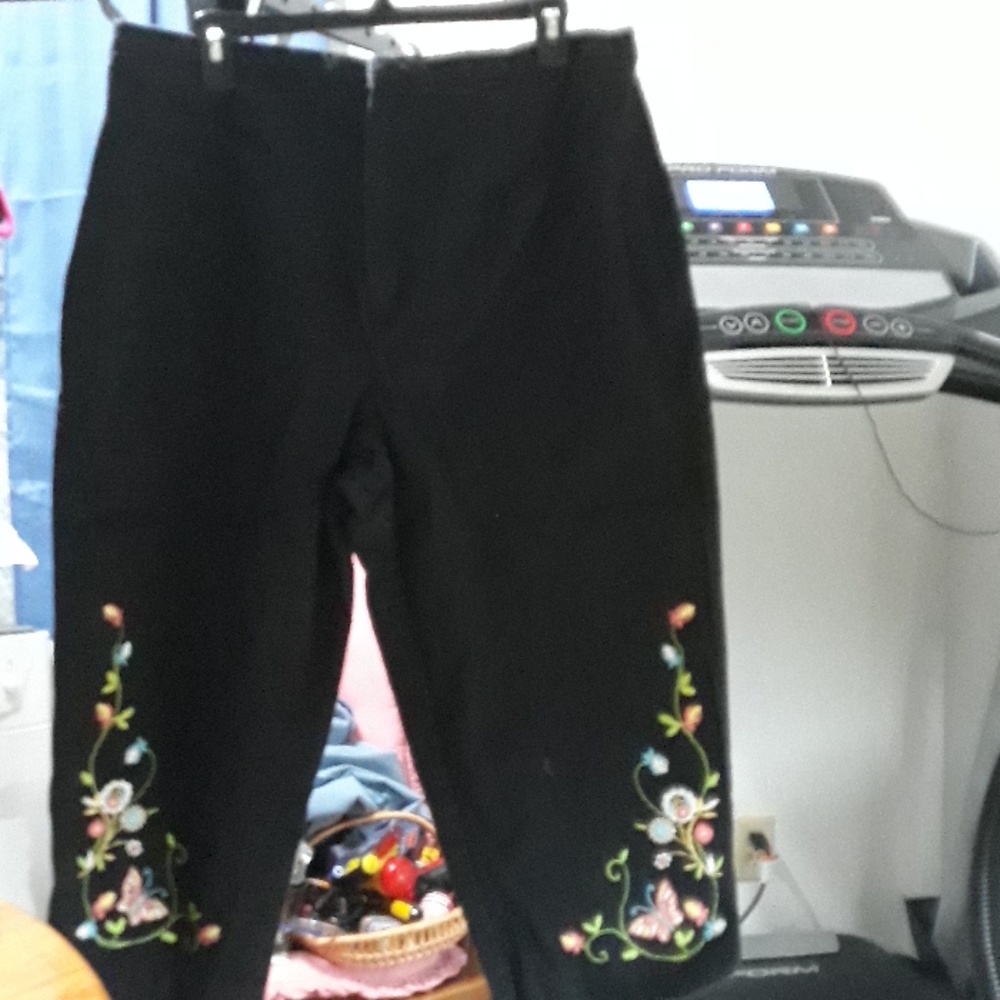 DRESSBARN CAPRI embroidered 20W